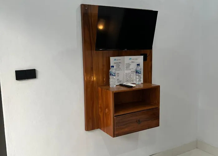 Js Guest House, 2 Minutes Walk To