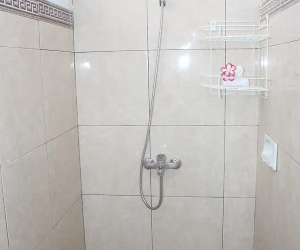 Js Guest House, 2 Minutes Walk To